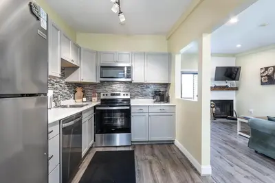 Image de Newly Renovated Condo, minutes from Weirs Beach, Concert Venue and Ski Mountain!