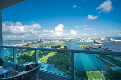 Image de Exceptional 1 bedroom, 2 bathrooms, and Den with Murphy Bed condo