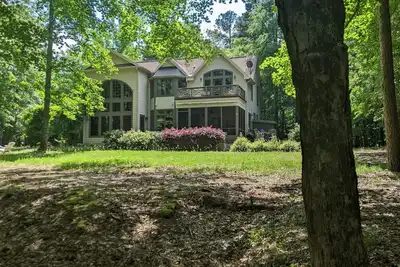 Image de Celebrate Spring! Beautiful, custom Kerr Lake lodge home + private dock.