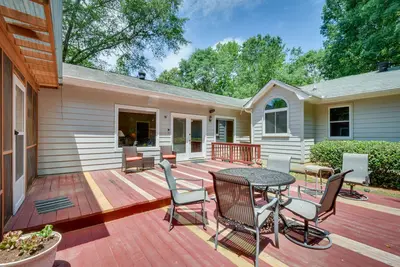 Image de 12 Mi to Uga Campus: Spacious Group Getaway!