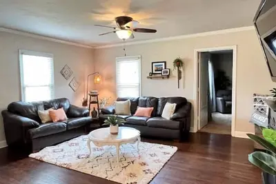 Image de Family Guest House - Next to City Pool & Park