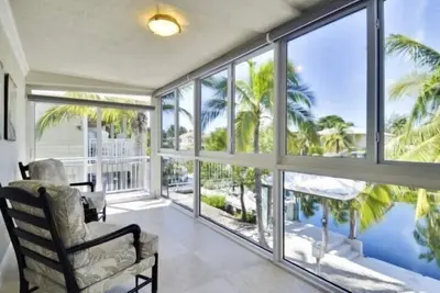 Image de Beautifully remodeled roomy single family stilt home,