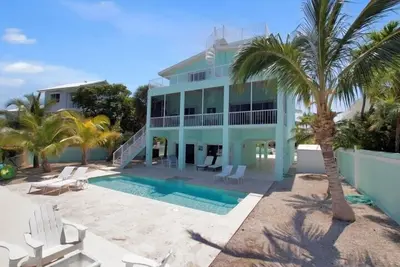 Image de Waterfront Home With Swimming Pool