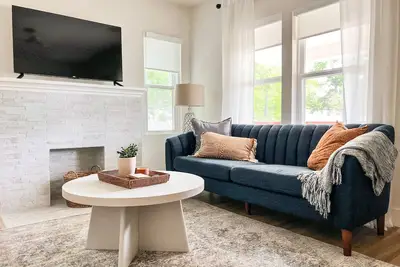 Image de Uptown Cottage in the heart of Tulsa. A fully renovated modern chic home.