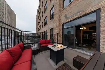 Image de Luxe 2br Unit with Gym, Patio, & Skyline Views Near McCormick Place & Lakefront