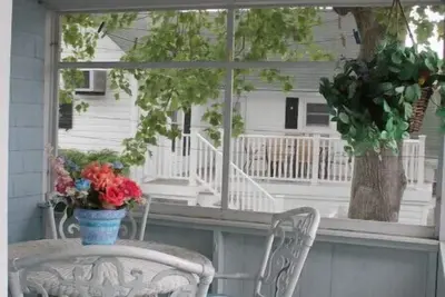 Image de Driftwood Cottage #2 - One Block to the Beach!