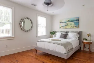 Image de 5 Queen Beds, Downtown, Park in Private Driveway, Stroll to Charleston's Best
