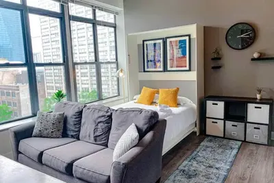 Image de McCormick Place Designer Studio with optional parking for up to 4 guests