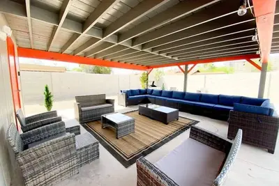 Image de Alluring townhouse with 2 King beds, free parking, Grill area and outdoor patio
