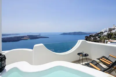 Image de Located at the breathtaking caldera of Imerovigli