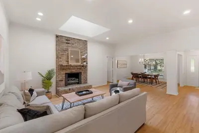 Tch - Spacious 4bd/3. 5ba home in Dallas with Pool