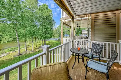 Image de Lakefront home with kayaks, private patio, air hockey, grill, & balcony