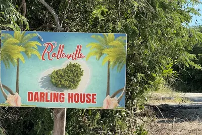 Image de Rolleville Darling House - 2 minute walk from the beach!