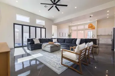 Image de Desert Tranquility Awaits at Red Rock Oasis