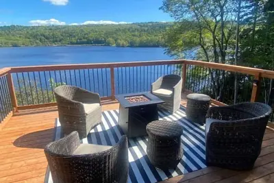 Image de Enjoy the Stunning views at the lakefront Oasis