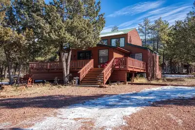 Image de Mistletoe Cabin w/Fenced Yard, Jacuzzi & Fire Pit