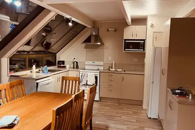 Image de Spacious 3 Br 2 bath retreat for up to 8 guests. Mountain and lake views galore!