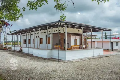 Image de Cozy Rural Retreat with Jacuzzi for Relaxation