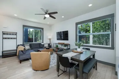Image de Modern home w/garage converted game room!