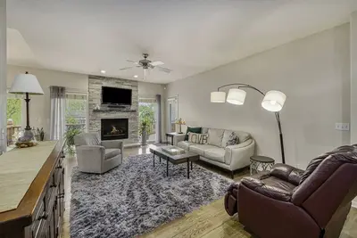 Image de Large Cozy Retreat in West Omaha, Family Friendly with Game Rec Room!