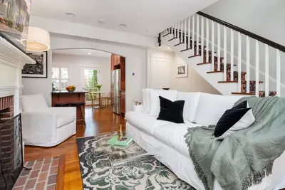 Image de Elegant & Bright Historic Home 3br\/2, 5ba, 2 kings, 1 queen, 5 min to Usna