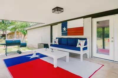 Image de Country Feel with Huge Backyard, firepit, cornhole games, grill, volleyball court, next to train