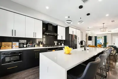 Image de ★ HostWise Stays ★ Rooftop Deck w/ Panoramic City Views| Home Theater