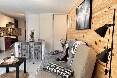 Image de T2 ensoleillé avec terrasse et vaste jardin commun