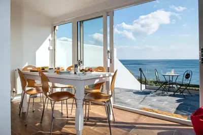 Image de Hawkins - A Coastal Cottage with Hot Tub & Stunning Views