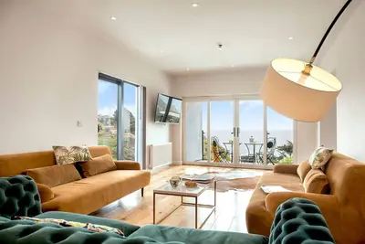 Image de Turnstone - Beach-side House with Terrace Hot Tub & Stunning Views