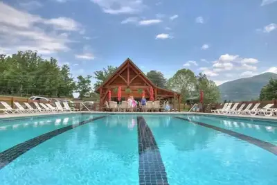 Image de KunTree Retreat by Beyond Expectations: Pet-Friendly w/ Hot Tub, Sauna & Firepit