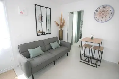 Image de Maisonnette rénovée 2/3 pers, déco soignée, 750m plage, jardin commun, emplacement voiture