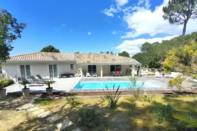 Image de Villa spacieuse avec piscine chauffée, jardin et terrasse à Petit-Piquey