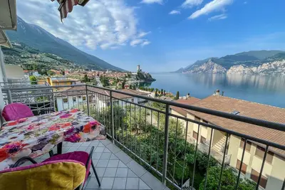 Image de Spacious, comfortable apartment with a direct view of the lake and castle