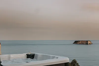 Image de Beautiful seaside Bach with stunning views. Relax in the spa and soak in the view