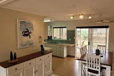 Image de 16 Stokes-Hughes Street - With Pool