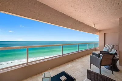 Image de Cbc 1-15e – Gulf Front with a pool, hot tub, sauna, gym & pickleball!