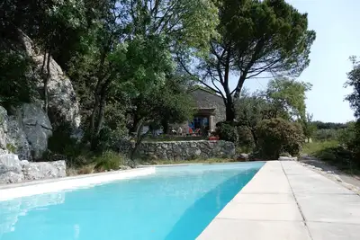 Image de Très beau mas en pierre avec piscine dans le pays d'Uzès