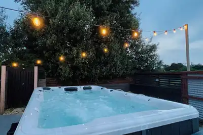 Image de This fantastically positioned beach side home (sleeping 6 guests)
