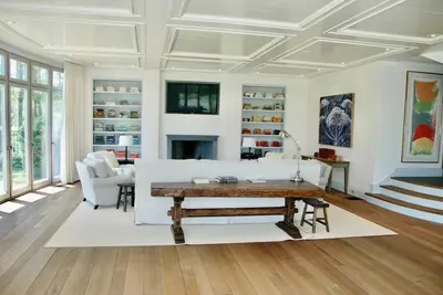 Image de This spectacular home is situated on a quiet cul-de-sac.