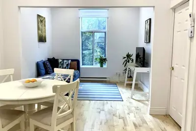 Image de Newly renovated condo with free parking Dt Mtl