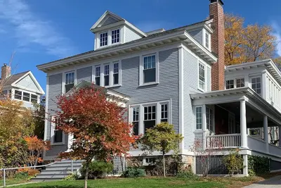 Image de Centrally located, a Beautiful Landmark House for an ideal Family Getaway!