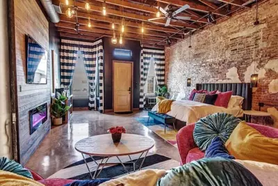 Image de Romantic, downtown, and private hot tub!