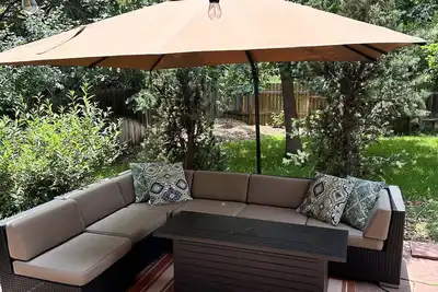 Image de Nobo 4 bedroom, spacious yard, walk to market, restaurants, trails, downtown bus