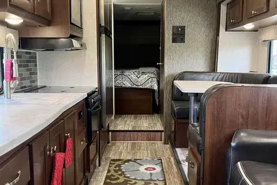Image de Enjoy a Taste of Ultimate Freedom in this Clean, Comfy, Cozy 31’ Rv!