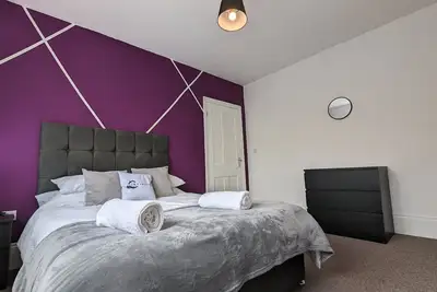 Image de Maison-Confort-Salle de bain privée séparée-Vue sur Rue-Large Bedroom