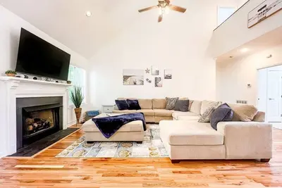 Image de Tranquil Haven: Spacious Retreat for 16+ w/ Games