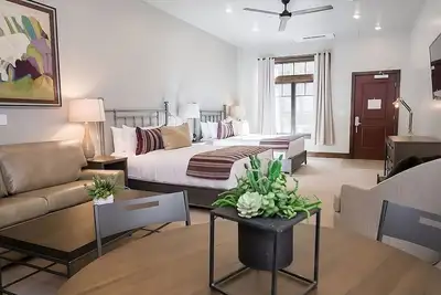 Image de Indulge in Home Like Comfort! Free Parking, Outdoor Pool, Near DeZion Gallery