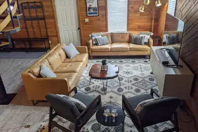 Image de Access to everything yet secluded and chic, this hideaway has it all.