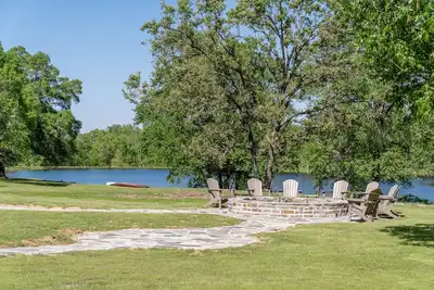 Image de Multi-family Lodge with 8 acre lake and plenty of space, 12 mins to Fort Smith